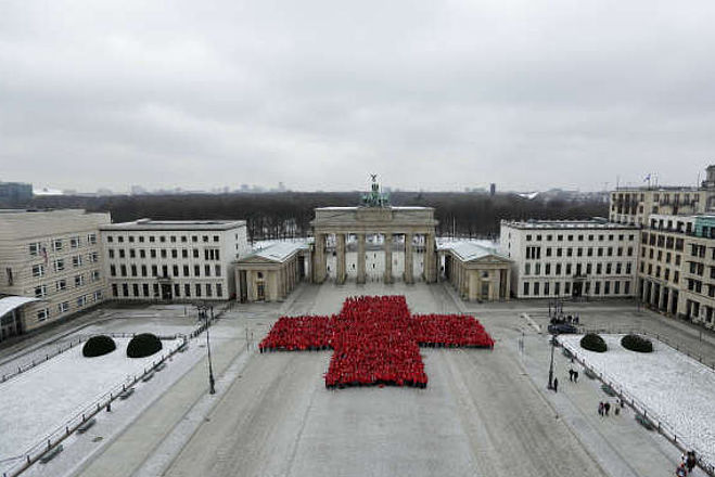 Jubiläum 150 Jahre DRK: Rotes Kreuz vor dem Brandenburger Tor in Berlin