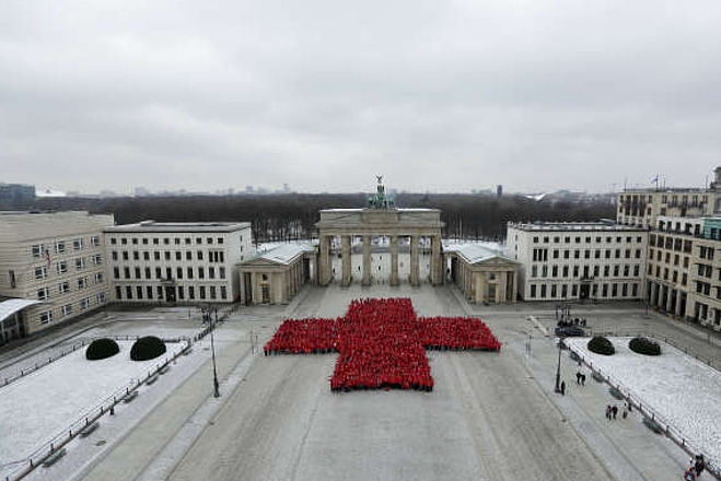 Jubiläum 150 Jahre DRK: Rotes Kreuz vor dem Brandenburger Tor in Berlin