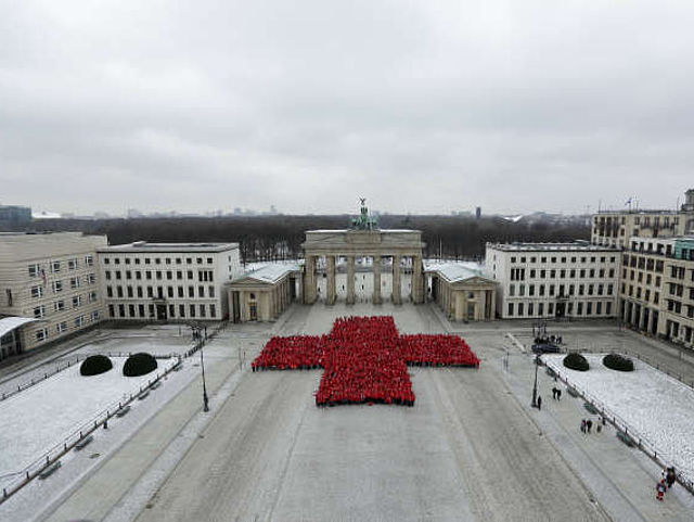 Jubiläum 150 Jahre DRK: Rotes Kreuz vor dem Brandenburger Tor in Berlin