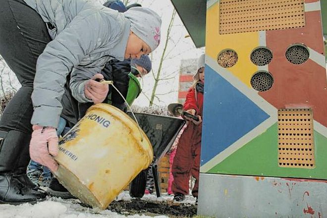 Kinder lernen bereits Bienen schützen