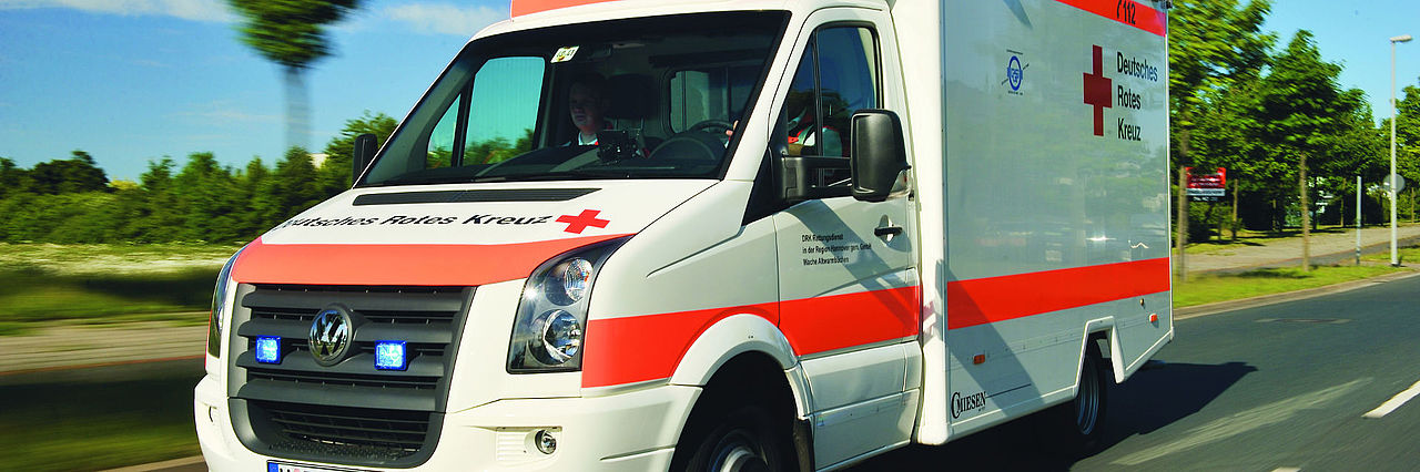 DRK - Rettungswagen in Fahrt 